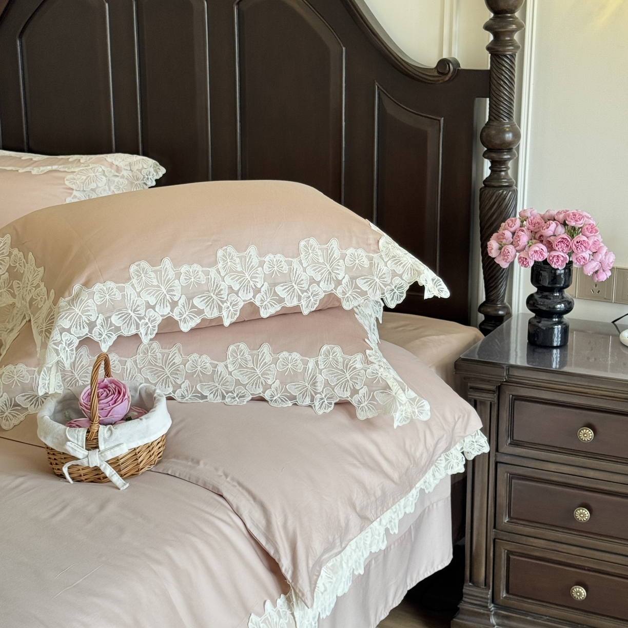 91家纺网 家纺一手货源 找家纺 秀色家纺 秀色家纺 2025新款法式田园轻奢蕾丝荷叶边被套贡缎全棉四件套纯棉公主风高级床品（网红实拍风） 星光蝴蝶-茱萸粉