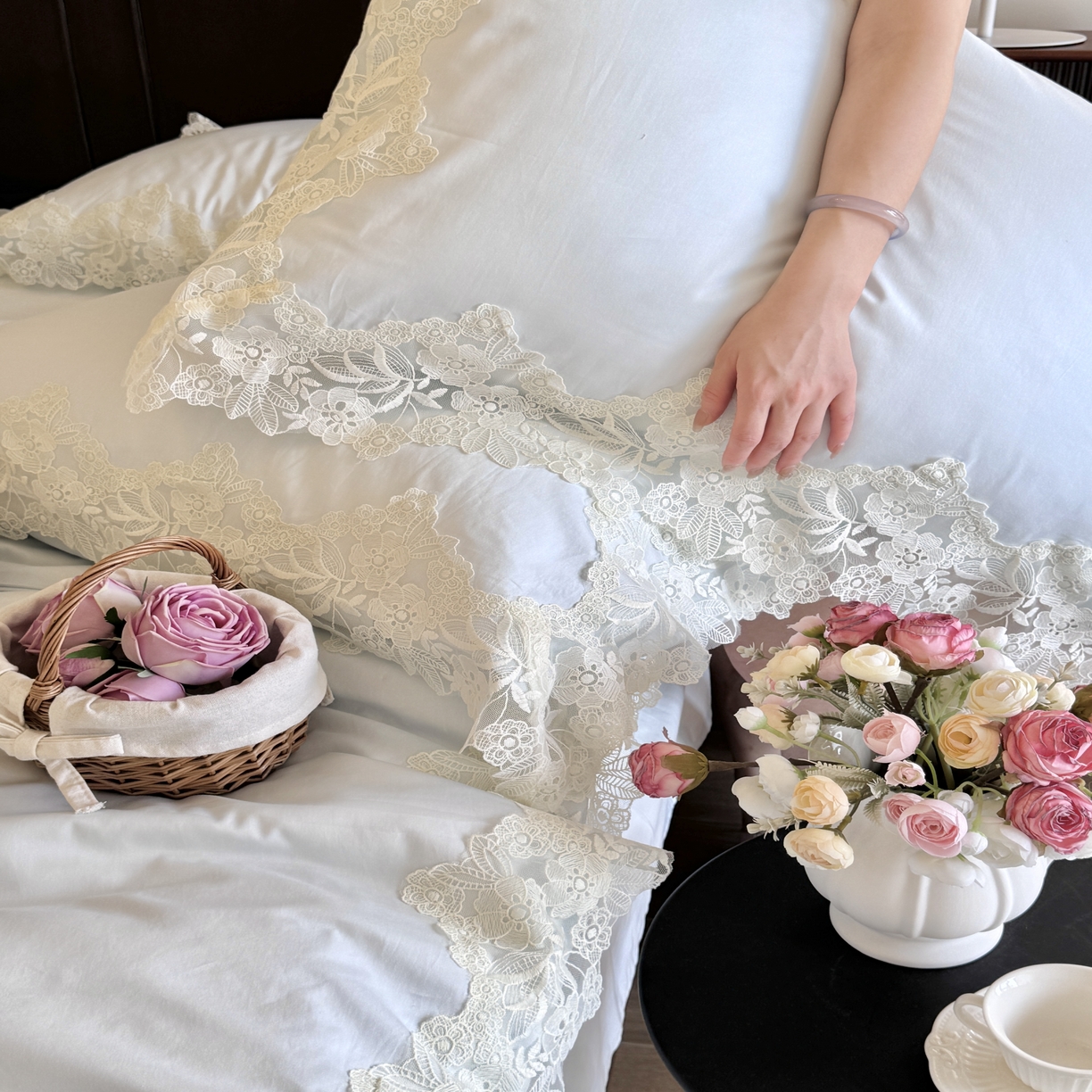 91家纺网 家纺一手货源 找家纺 秀色家纺 秀色家纺 2025新款法式田园轻奢蕾丝荷叶边被套贡缎全棉四件套纯棉公主风高级床品（网红实拍风） 星光蝴蝶-远山蓝