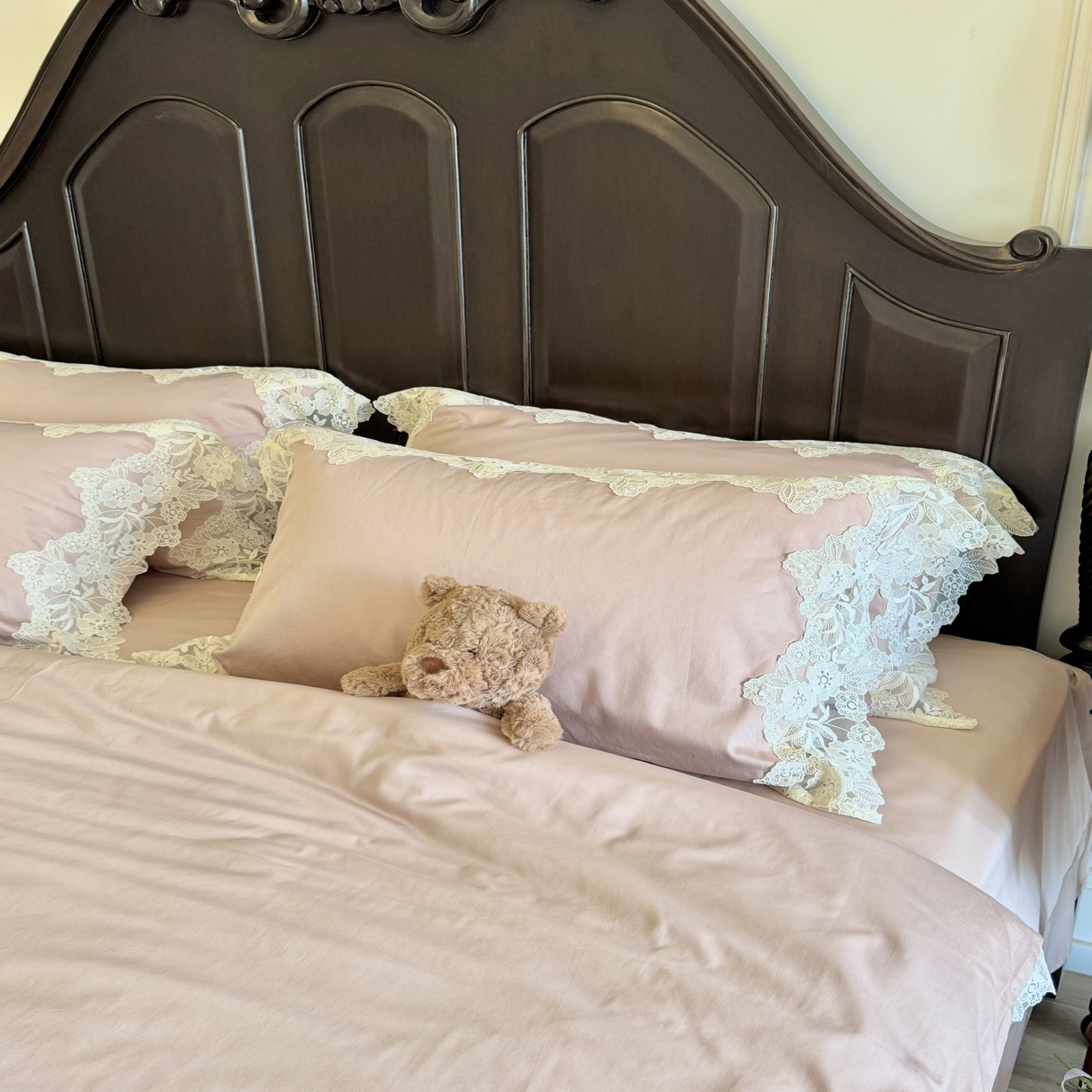 91家纺网 家纺一手货源 找家纺 秀色家纺 秀色家纺 2025新款法式田园轻奢蕾丝荷叶边被套贡缎全棉四件套纯棉公主风高级床品（网红实拍风） 星光蝴蝶-茱萸粉