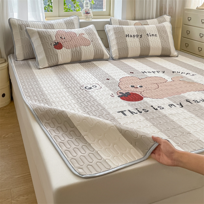 91家纺网 家纺一手货源 找家纺 布卢姆床垫 2025新款卡通A类大版数码凉感丝乳胶凉席 草莓兔