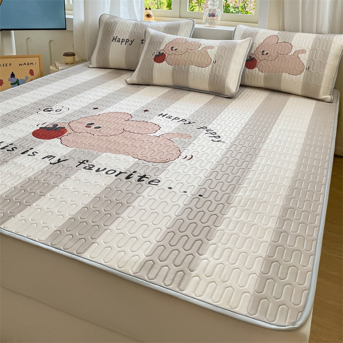 91家纺网 家纺一手货源 找家纺 布卢姆床垫 2025新款卡通A类大版数码凉感丝乳胶凉席 草莓兔