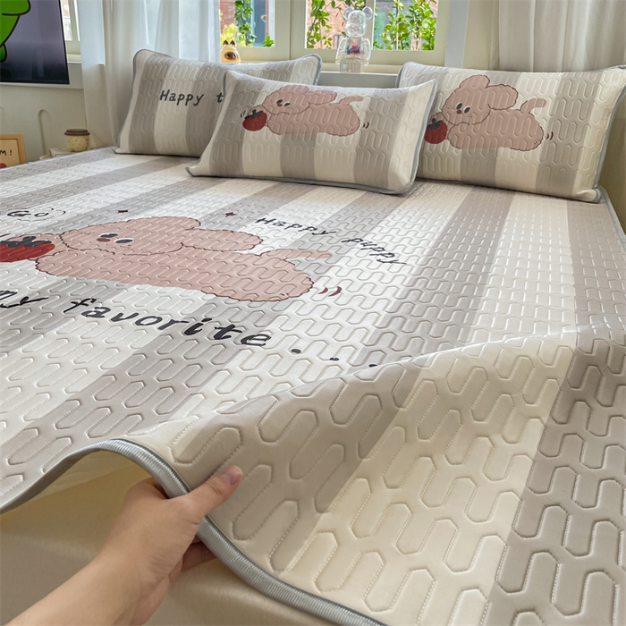 91家纺网 家纺一手货源 找家纺 布卢姆床垫 2025新款卡通A类大版数码凉感丝乳胶凉席 草莓兔