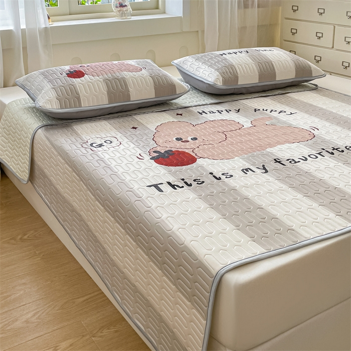 91家纺网 家纺一手货源 找家纺 布卢姆床垫 2025新款卡通A类大版数码凉感丝乳胶凉席 草莓兔