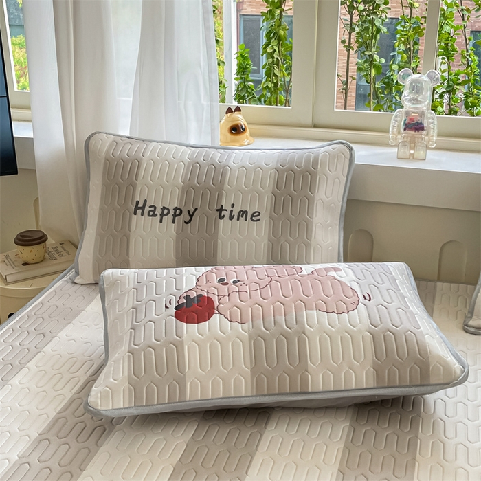 91家纺网 家纺一手货源 找家纺 布卢姆床垫 2025新款卡通A类大版数码凉感丝乳胶凉席 草莓兔