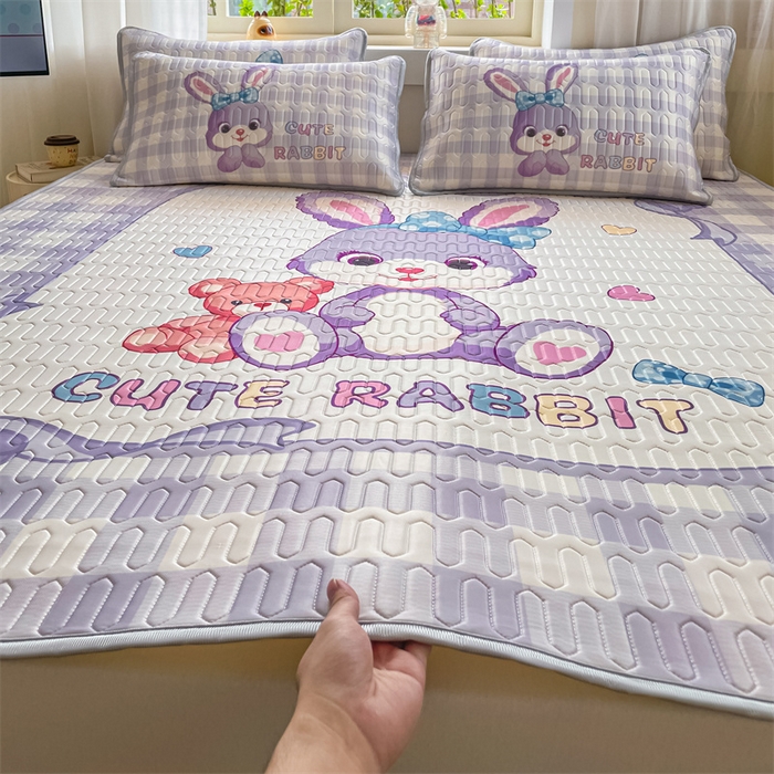 91家纺网 家纺一手货源 找家纺 布卢姆床垫 2025新款卡通A类大版数码凉感丝乳胶凉席 黛露小免