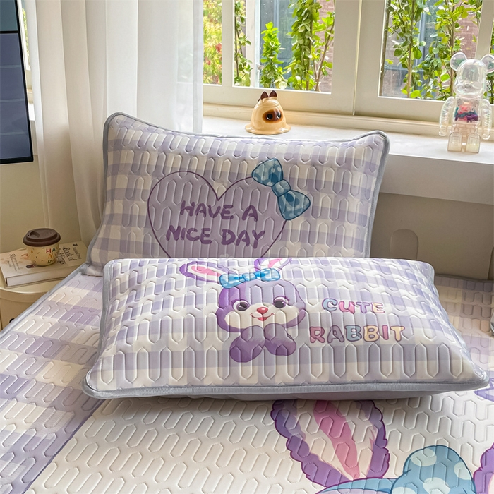 91家纺网 家纺一手货源 找家纺 布卢姆床垫 2025新款卡通A类大版数码凉感丝乳胶凉席 黛露小免