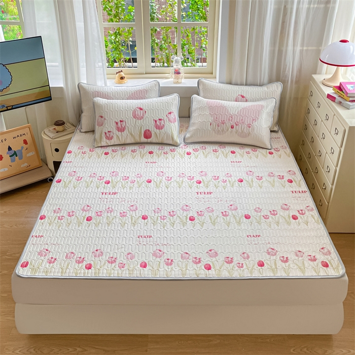 91家纺网 家纺一手货源 找家纺 布卢姆床垫 2025新款卡通A类大版数码凉感丝乳胶凉席 粉郁春韵