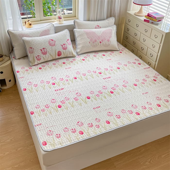 91家纺网 家纺一手货源 找家纺 布卢姆床垫 2025新款卡通A类大版数码凉感丝乳胶凉席 粉郁春韵