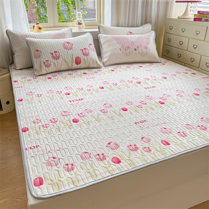 91家纺网 家纺一手货源 找家纺 布卢姆床垫 2025新款卡通A类大版数码凉感丝乳胶凉席 粉郁春韵