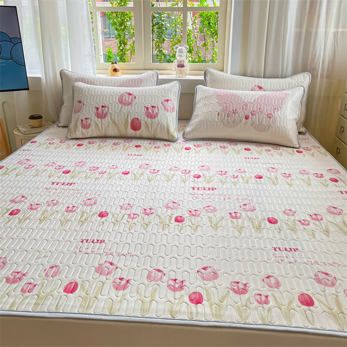 91家纺网 家纺一手货源 找家纺 布卢姆床垫 2025新款卡通A类大版数码凉感丝乳胶凉席 粉郁春韵