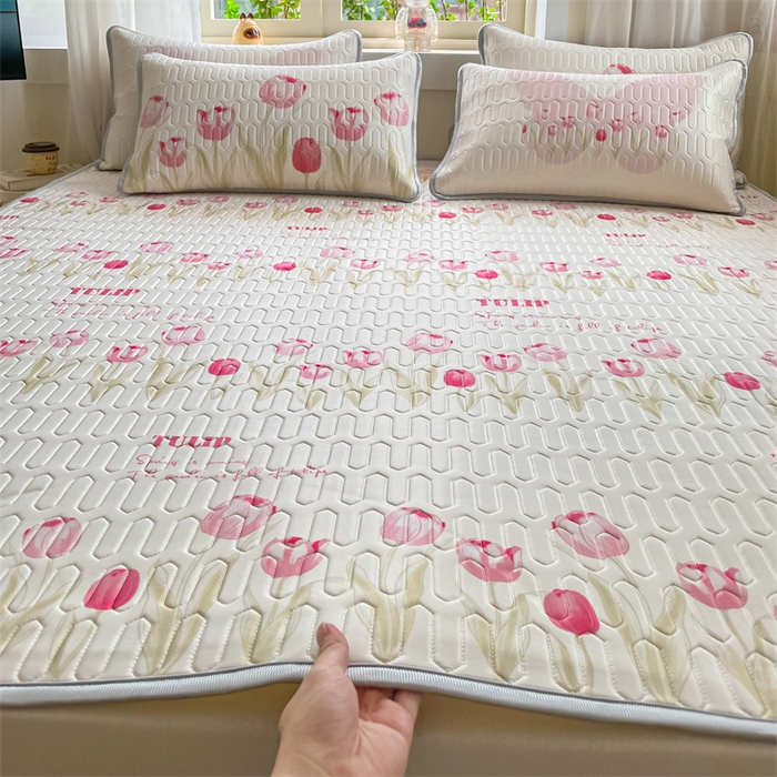 91家纺网 家纺一手货源 找家纺 布卢姆床垫 2025新款卡通A类大版数码凉感丝乳胶凉席 粉郁春韵