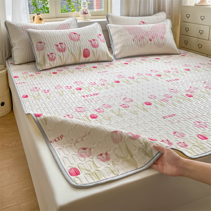 91家纺网 家纺一手货源 找家纺 布卢姆床垫 2025新款卡通A类大版数码凉感丝乳胶凉席 粉郁春韵