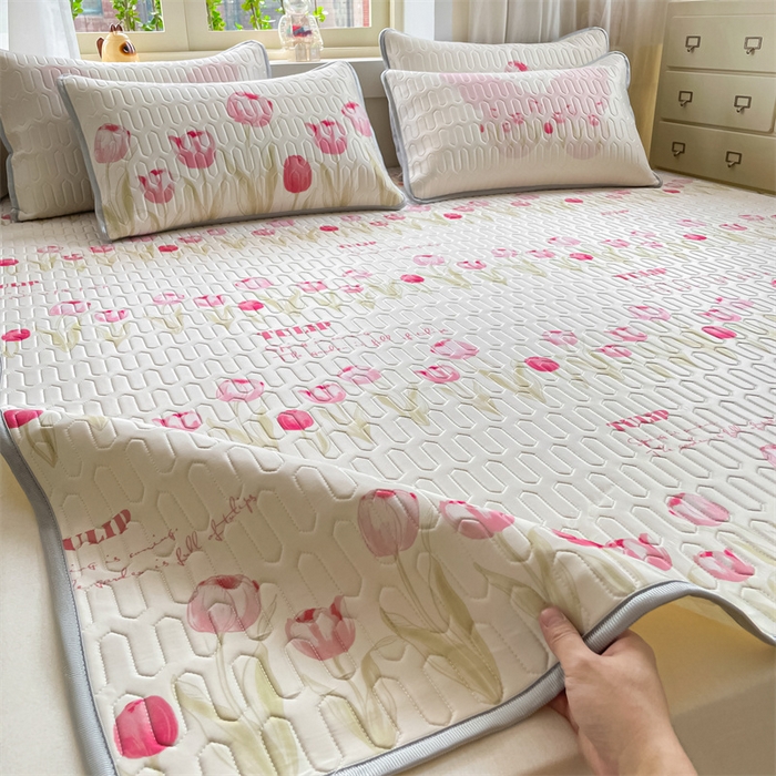 91家纺网 家纺一手货源 找家纺 布卢姆床垫 2025新款卡通A类大版数码凉感丝乳胶凉席 粉郁春韵