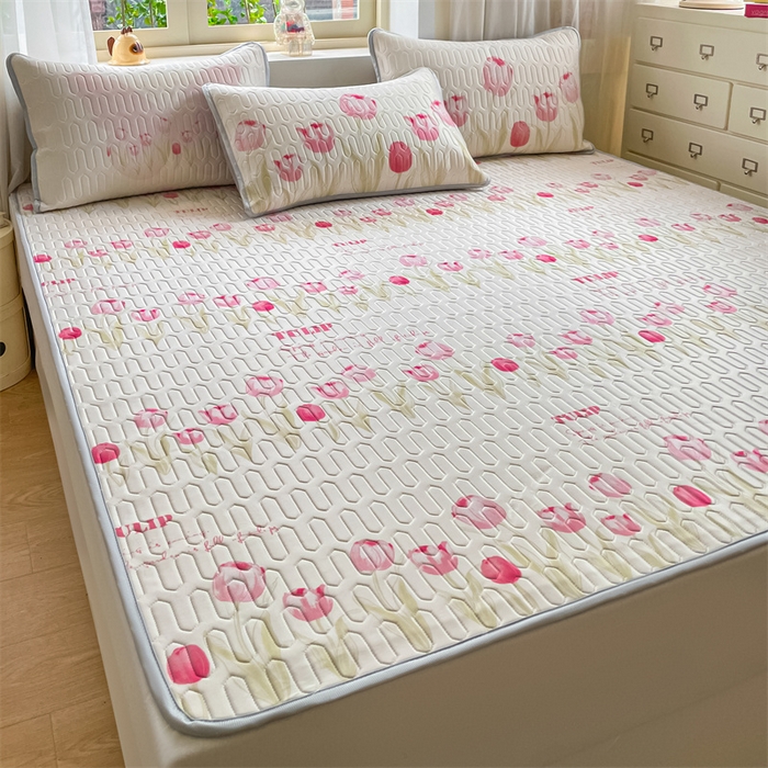 91家纺网 家纺一手货源 找家纺 布卢姆床垫 2025新款卡通A类大版数码凉感丝乳胶凉席 粉郁春韵