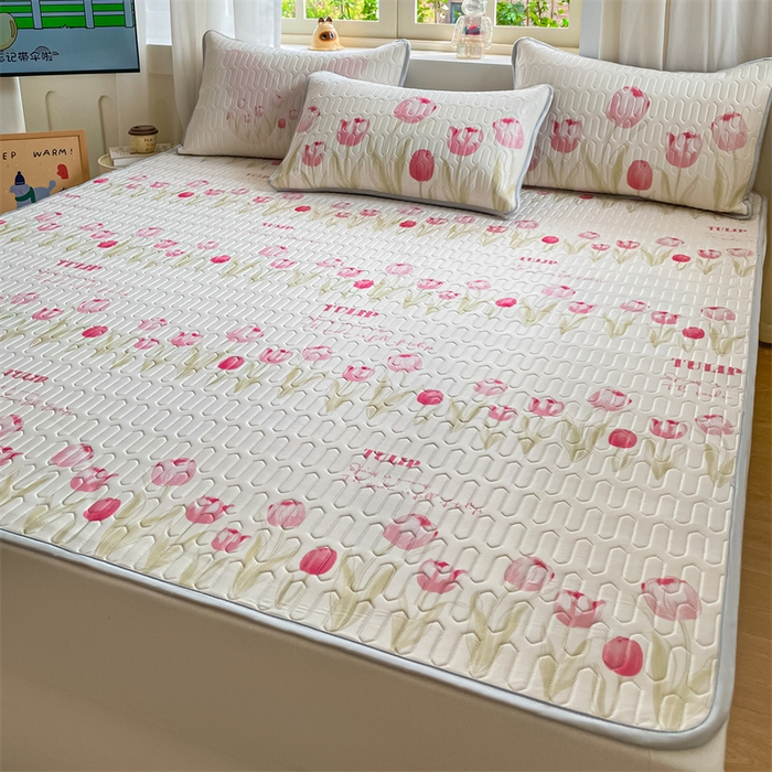 91家纺网 家纺一手货源 找家纺 布卢姆床垫 2025新款卡通A类大版数码凉感丝乳胶凉席 粉郁春韵