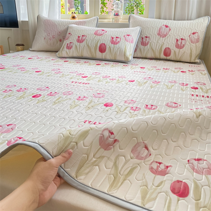 91家纺网 家纺一手货源 找家纺 布卢姆床垫 2025新款卡通A类大版数码凉感丝乳胶凉席 粉郁春韵