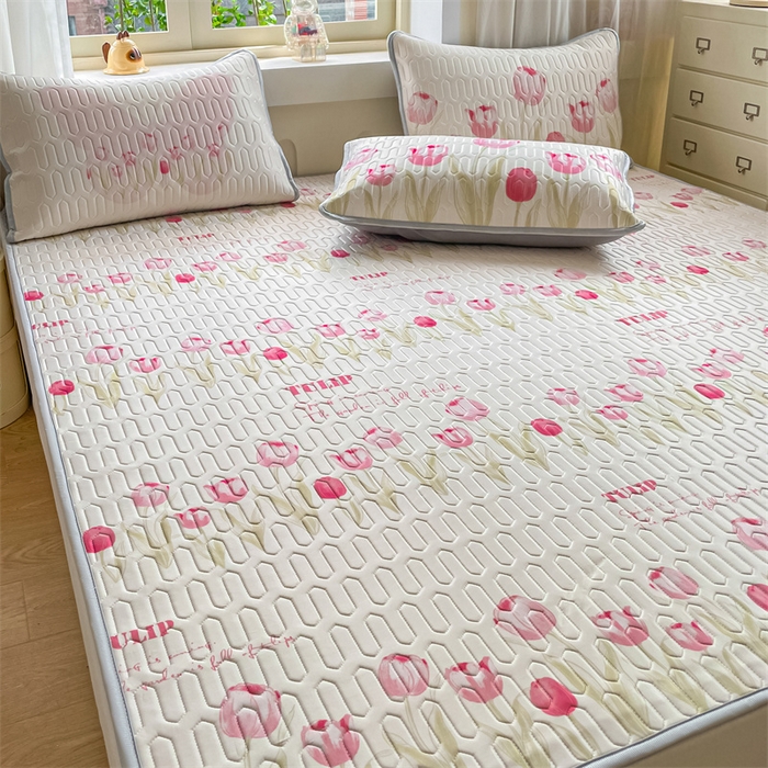 91家纺网 家纺一手货源 找家纺 布卢姆床垫 2025新款卡通A类大版数码凉感丝乳胶凉席 粉郁春韵