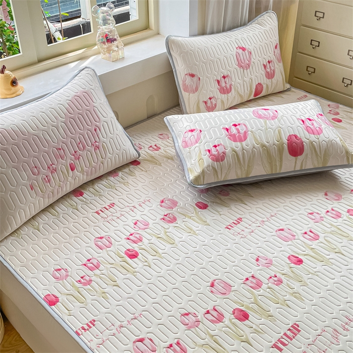 91家纺网 家纺一手货源 找家纺 布卢姆床垫 2025新款卡通A类大版数码凉感丝乳胶凉席 粉郁春韵