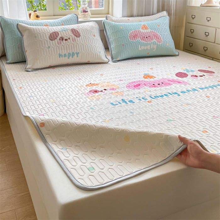 91家纺网 家纺一手货源 找家纺 布卢姆床垫 2025新款卡通A类大版数码凉感丝乳胶凉席 好朋友