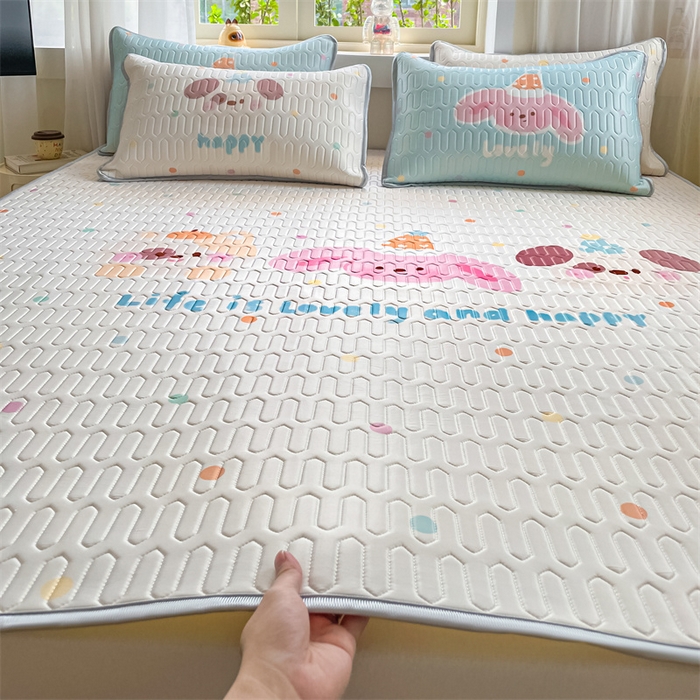 91家纺网 家纺一手货源 找家纺 布卢姆床垫 2025新款卡通A类大版数码凉感丝乳胶凉席 好朋友