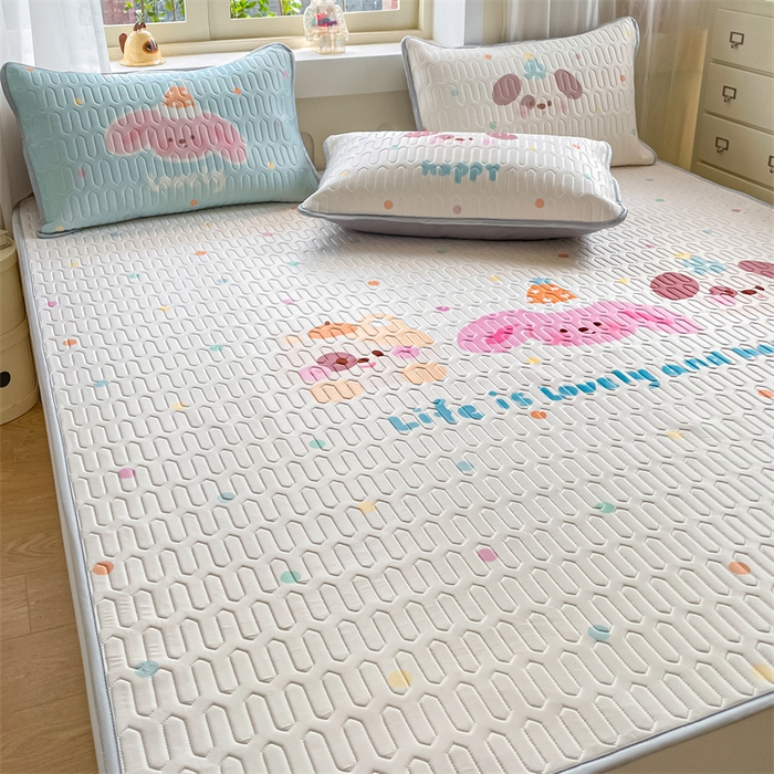 91家纺网 家纺一手货源 找家纺 布卢姆床垫 2025新款卡通A类大版数码凉感丝乳胶凉席 好朋友