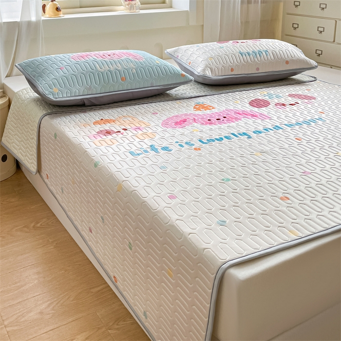 91家纺网 家纺一手货源 找家纺 布卢姆床垫 2025新款卡通A类大版数码凉感丝乳胶凉席 好朋友