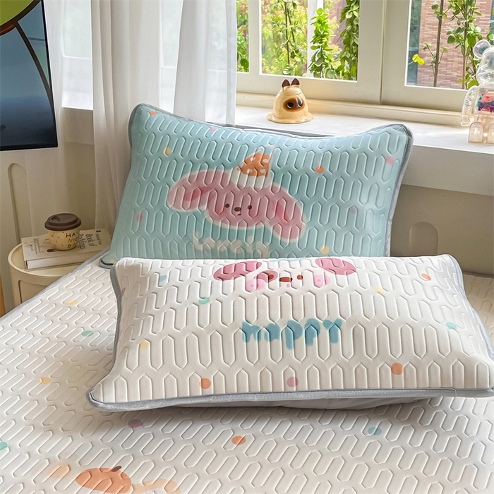 91家纺网 家纺一手货源 找家纺 布卢姆床垫 2025新款卡通A类大版数码凉感丝乳胶凉席 好朋友