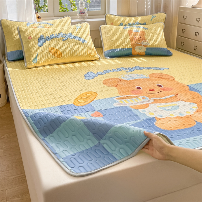 91家纺网 家纺一手货源 找家纺 布卢姆床垫 2025新款卡通A类大版数码凉感丝乳胶凉席 黄油小熊