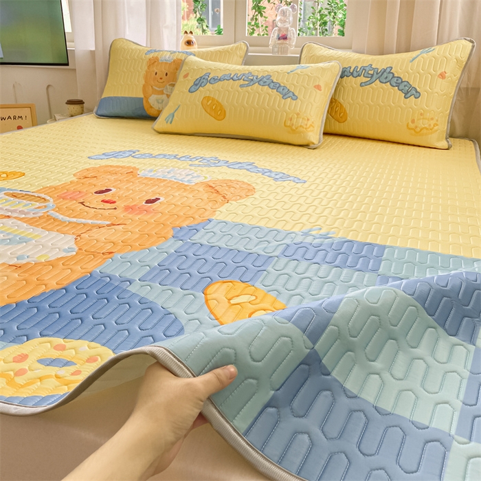 91家纺网 家纺一手货源 找家纺 布卢姆床垫 2025新款卡通A类大版数码凉感丝乳胶凉席 黄油小熊