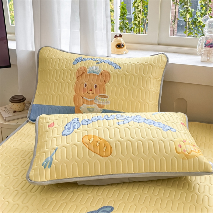 91家纺网 家纺一手货源 找家纺 布卢姆床垫 2025新款卡通A类大版数码凉感丝乳胶凉席 黄油小熊