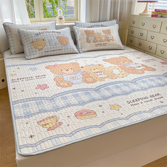91家纺网 家纺一手货源 找家纺 布卢姆床垫 2025新款卡通A类大版数码凉感丝乳胶凉席 甜甜圈熊