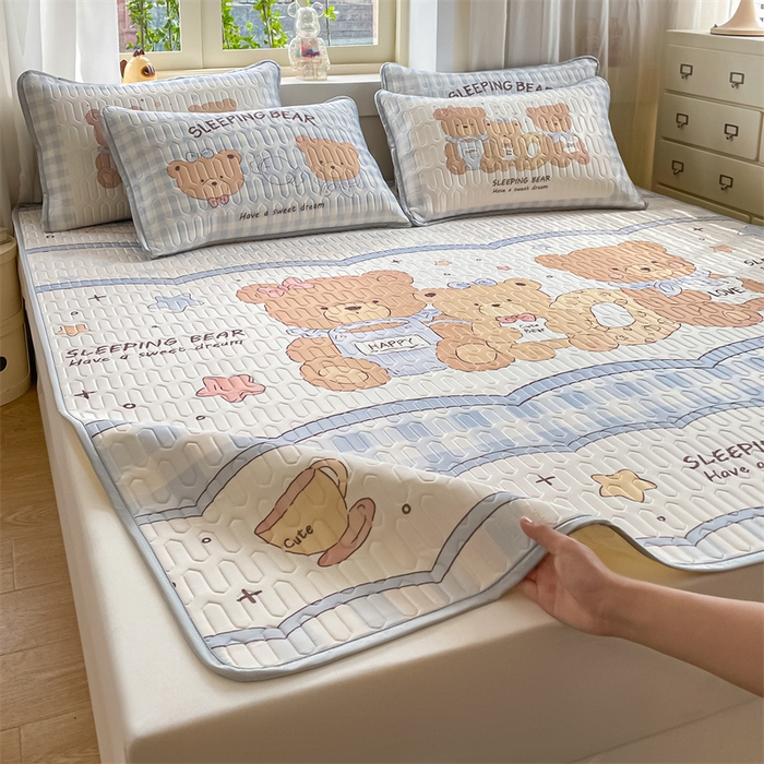 91家纺网 家纺一手货源 找家纺 布卢姆床垫 2025新款卡通A类大版数码凉感丝乳胶凉席 甜甜圈熊