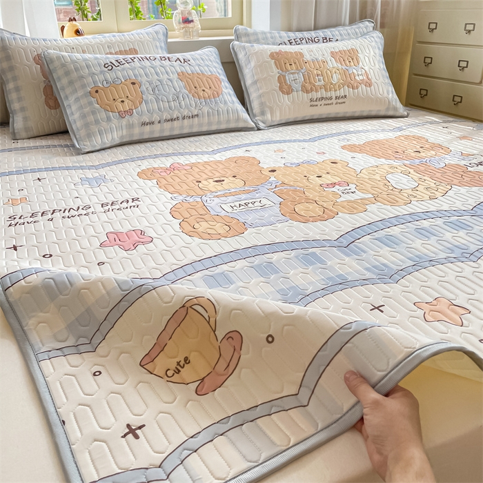 91家纺网 家纺一手货源 找家纺 布卢姆床垫 2025新款卡通A类大版数码凉感丝乳胶凉席 甜甜圈熊