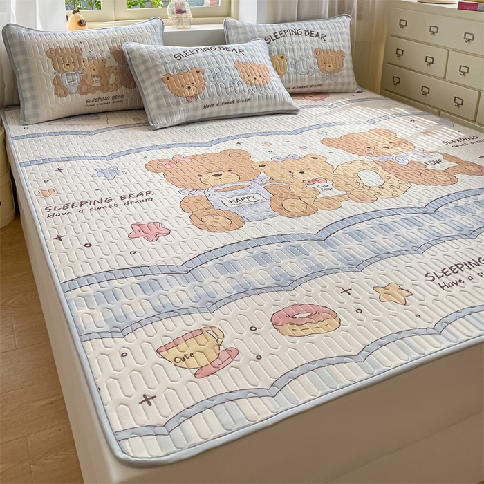 91家纺网 家纺一手货源 找家纺 布卢姆床垫 2025新款卡通A类大版数码凉感丝乳胶凉席 甜甜圈熊