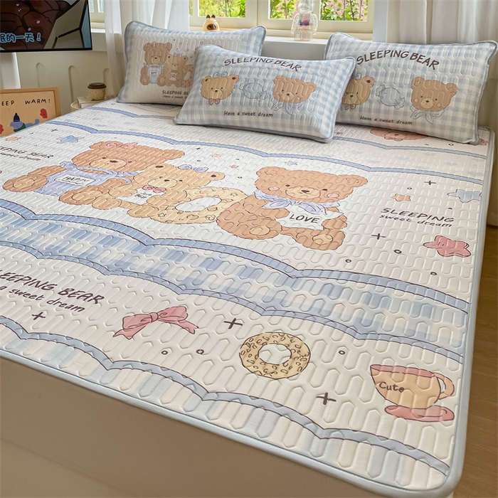 91家纺网 家纺一手货源 找家纺 布卢姆床垫 2025新款卡通A类大版数码凉感丝乳胶凉席 甜甜圈熊