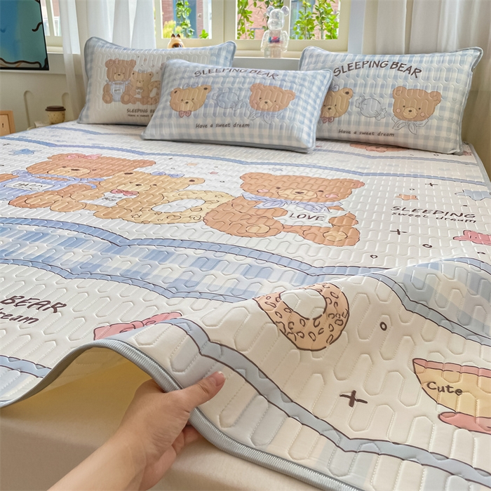 91家纺网 家纺一手货源 找家纺 布卢姆床垫 2025新款卡通A类大版数码凉感丝乳胶凉席 甜甜圈熊