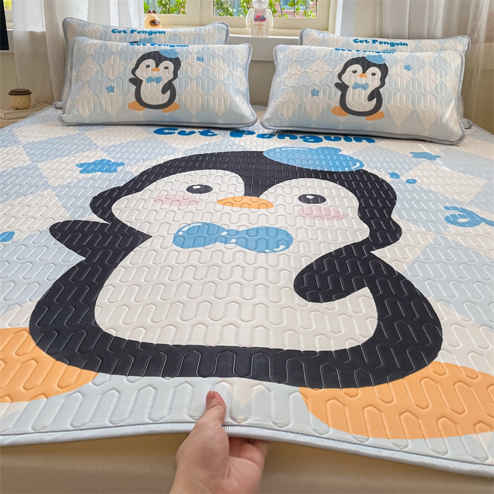 91家纺网 家纺一手货源 找家纺 布卢姆床垫 2025新款卡通A类大版数码凉感丝乳胶凉席 小企鹅