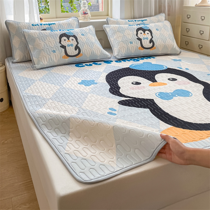 91家纺网 家纺一手货源 找家纺 布卢姆床垫 2025新款卡通A类大版数码凉感丝乳胶凉席 小企鹅