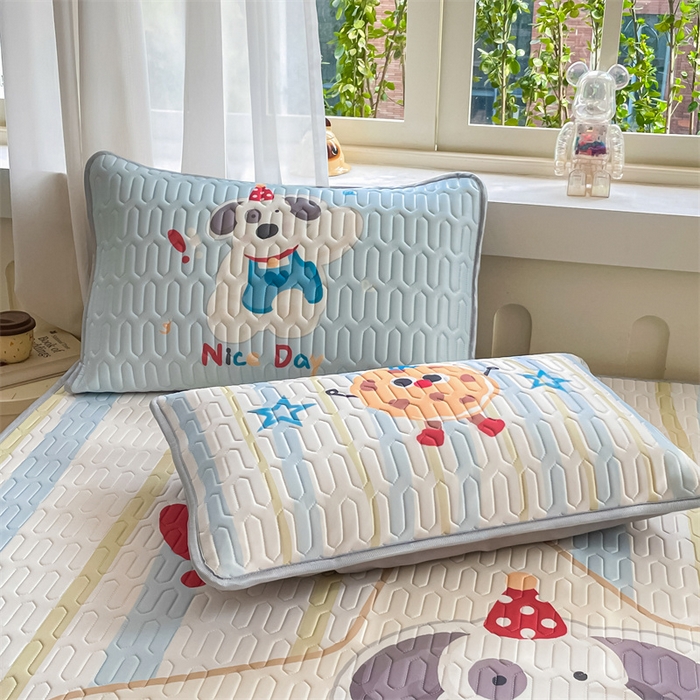 91家纺网 家纺一手货源 找家纺 布卢姆床垫 2025新款卡通A类大版数码凉感丝乳胶凉席 星星狗