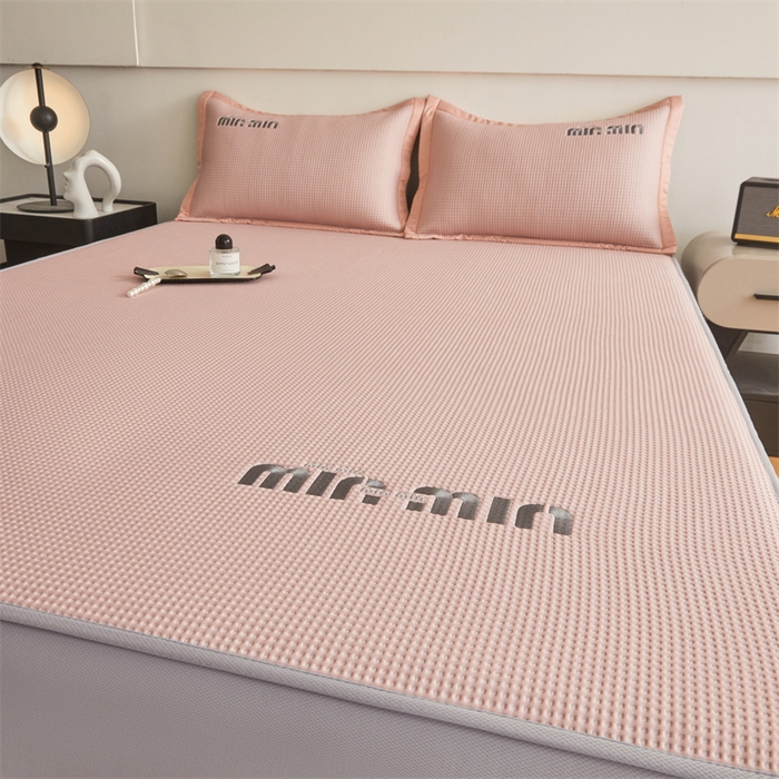 91家纺网 家纺一手货源 找家纺 布卢姆床垫 2025新款A类PE凉感华夫格刺绣凉豆豆席床笠款 豆豆床笠-粉色