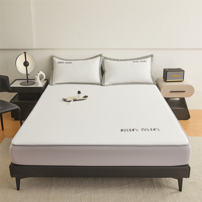 91家纺网 家纺一手货源 找家纺 布卢姆床垫 2025新款A类PE凉感华夫格刺绣凉豆豆席床笠款 豆豆床笠-奶白