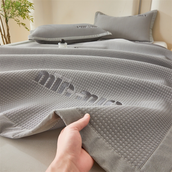 91家纺网 家纺一手货源 找家纺 布卢姆床垫 2025新款A类乙纶PE刺绣凉豆豆席豆豆床席凉席 豆豆床席-深灰