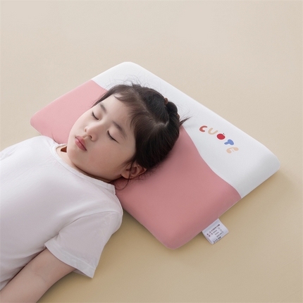 91家纺网 家纺一手货源 找家纺 （总）麦肯锡 2025新款马卡甜心儿童记忆枕枕头枕芯-模特图