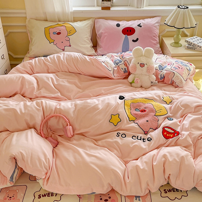 91家纺网 家纺一手货源 找家纺 一霖家纺 2025新款高克重云朵棉数码印花＋毛巾绣四件套 贪睡小猪