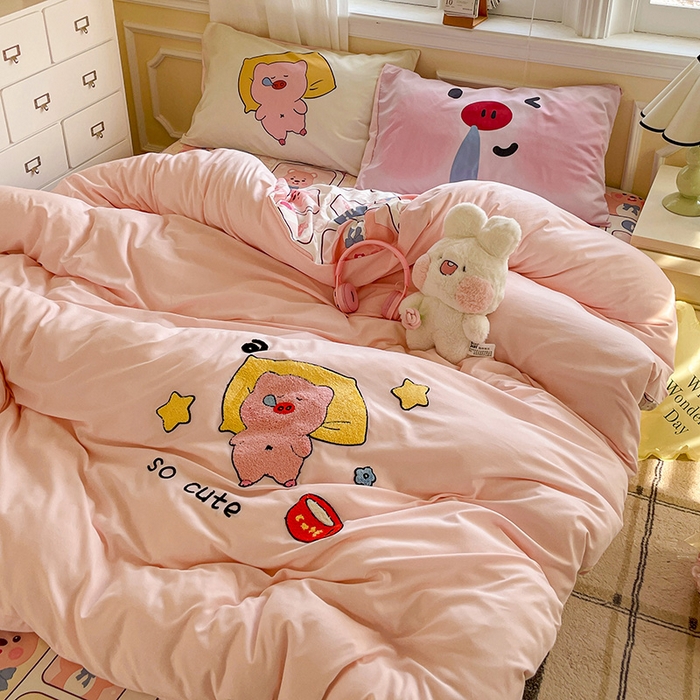 91家纺网 家纺一手货源 找家纺 一霖家纺 2025新款高克重云朵棉数码印花＋毛巾绣四件套 贪睡小猪