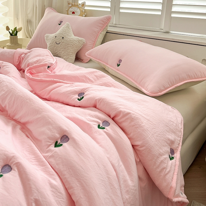 91家纺网 家纺一手货源 找家纺 推推家纺 2025新款水洗棉玫瑰刺绣夏被 郁金香-粉色