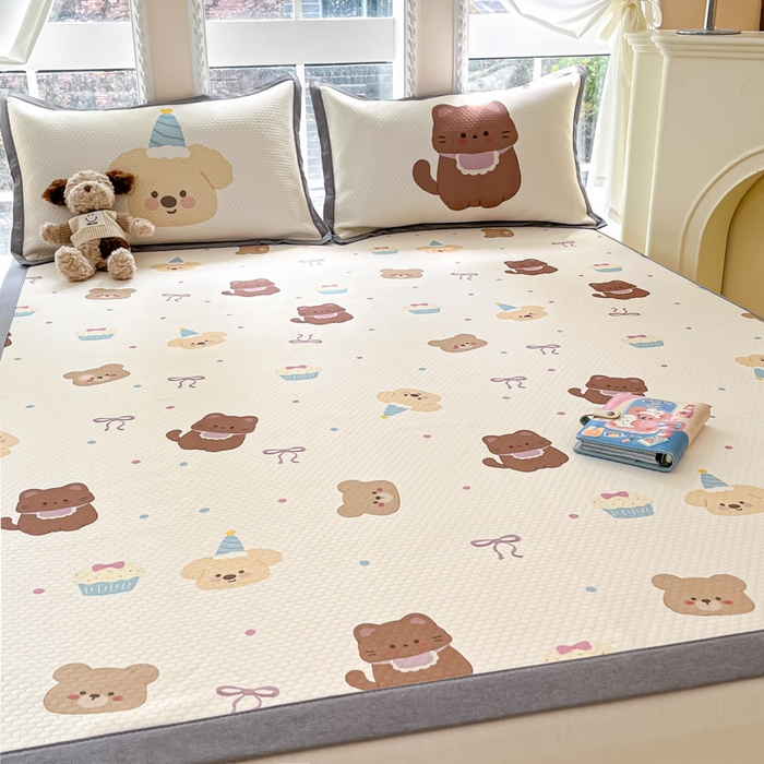 91家纺网 家纺一手货源 找家纺 Sweet dreams甜梦 2025新款数码印花凉感豆豆软席凉席席子系列-小版 蛋糕小动物