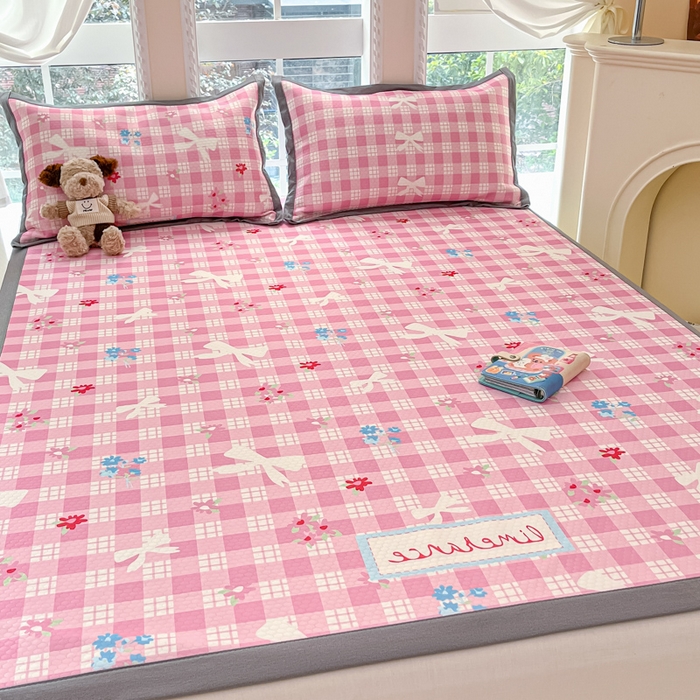 91家纺网 家纺一手货源 找家纺 Sweet dreams甜梦 2025新款数码印花凉感豆豆软席凉席席子系列-小版 格子蝴蝶结