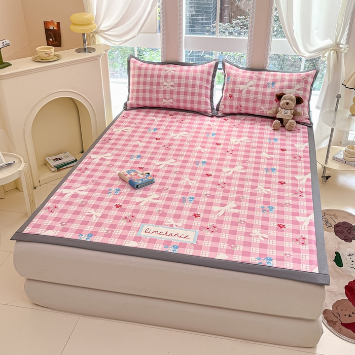 91家纺网 家纺一手货源 找家纺 Sweet dreams甜梦 2025新款数码印花凉感豆豆软席凉席席子系列-小版 格子蝴蝶结