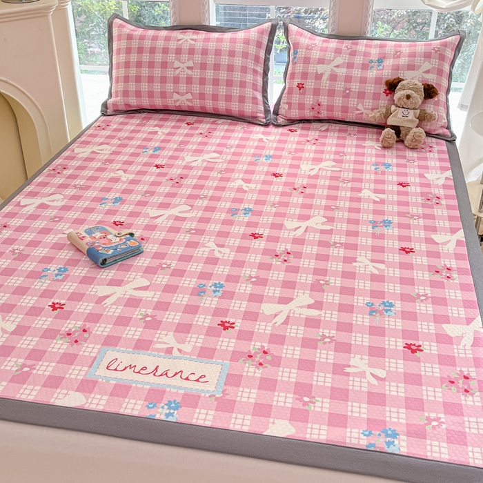 91家纺网 家纺一手货源 找家纺 Sweet dreams甜梦 2025新款数码印花凉感豆豆软席凉席席子系列-小版 格子蝴蝶结